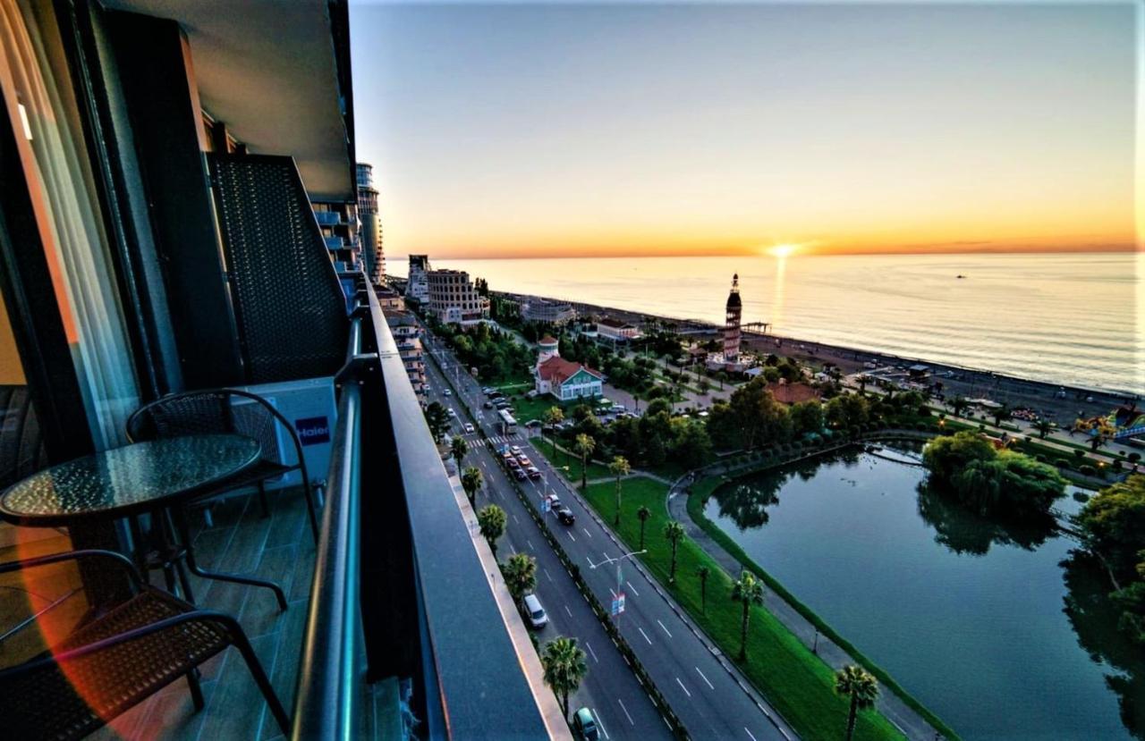 Downtown Centre In Batumi Aparthotel Orbi City In Batoemi Buitenkant foto